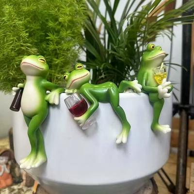 Funny Drinking Frog Statue, Sherum Resin Hanging Pot Hugger Sculpture for Garden, Whimsical Outdoor Vianys Frog Figurine Plant Pot Ornament