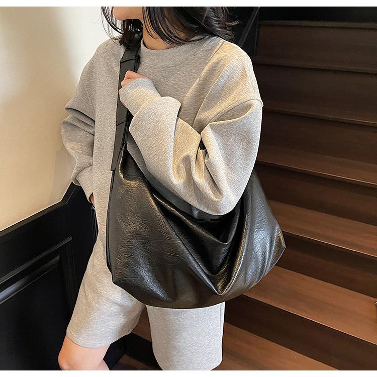 

Retro underarm bag 2025 spring and summer new simple fashion large capacity shoulder bag women чорний