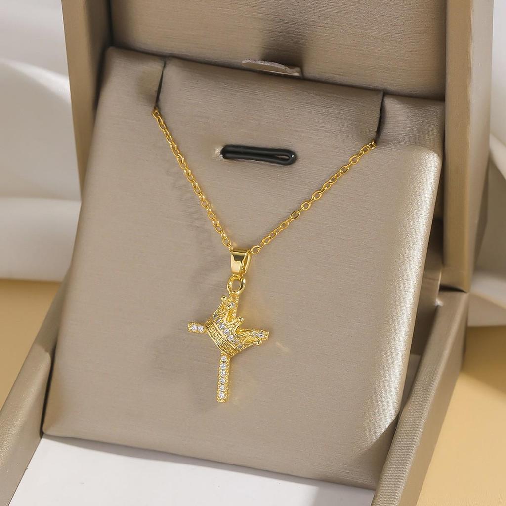 Collana da Donna con Croce di Zirconi Colorati - Design di Nicchia con Pendente Completamente Diamantato su Catena in Acciaio Inossidabile