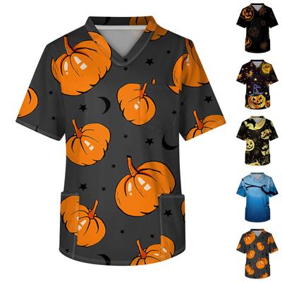 Kurzärmliges Pflegeoberteil für Herren mit V-Ausschnitt und Halloween-Aufdruck auf der Brusttasche