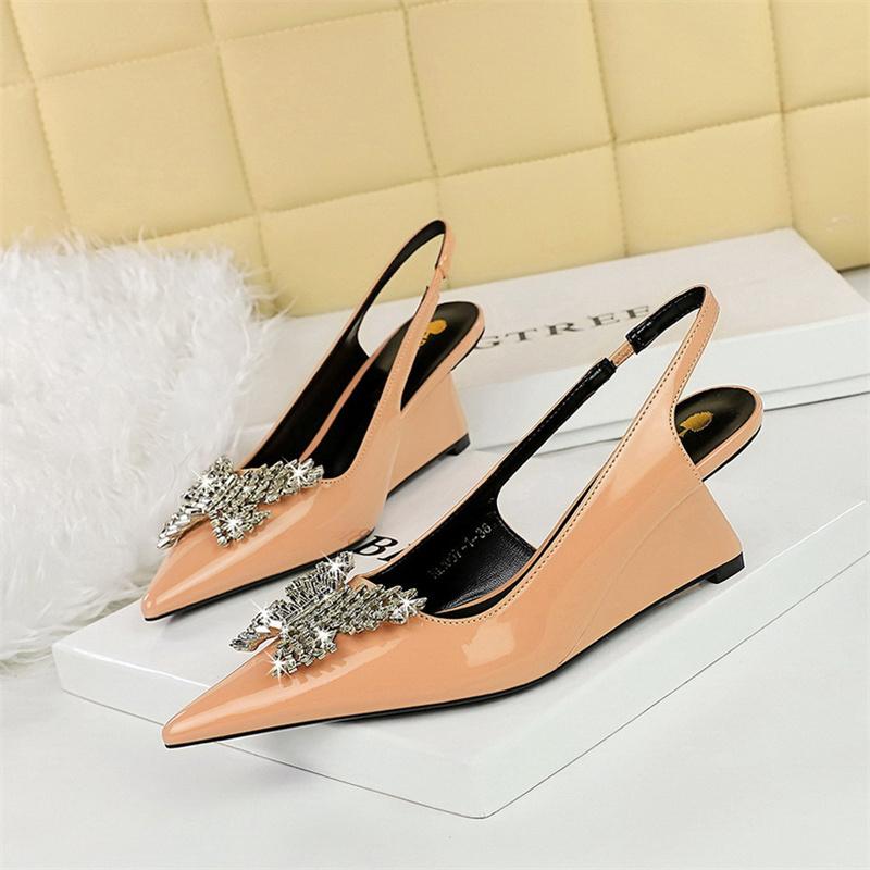 

Fashion New Wedges Patent Leather Shallow Pointed Toe High Heels Sandals Hollow Back Straps Metal Crystal Bow Ladies Single Shoes 36