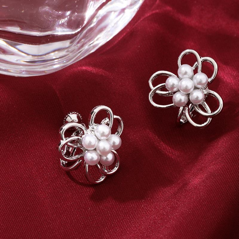 Korean Version of Simple Geometric Pearl Flower Stud Earrings Internet Celebrities Exquisite Commuter Earrings Earrings