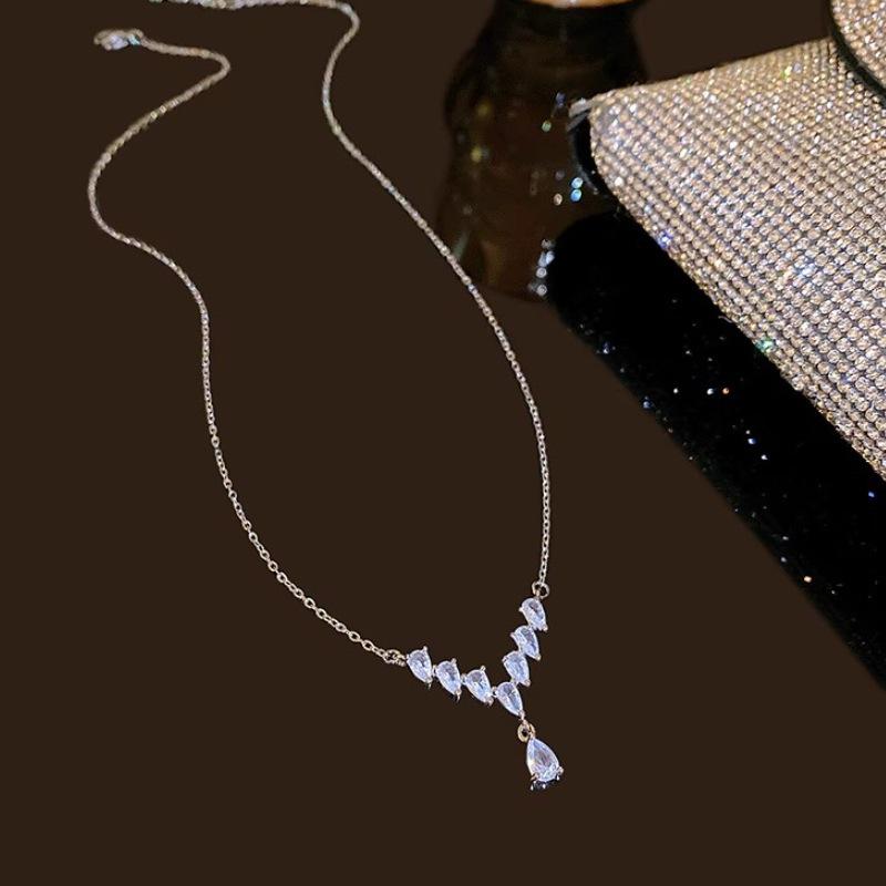 Exquisite V-Shaped Zirconia Clavicle Necklace – Sparkling, Fairy-Inspired Accessories for Women
