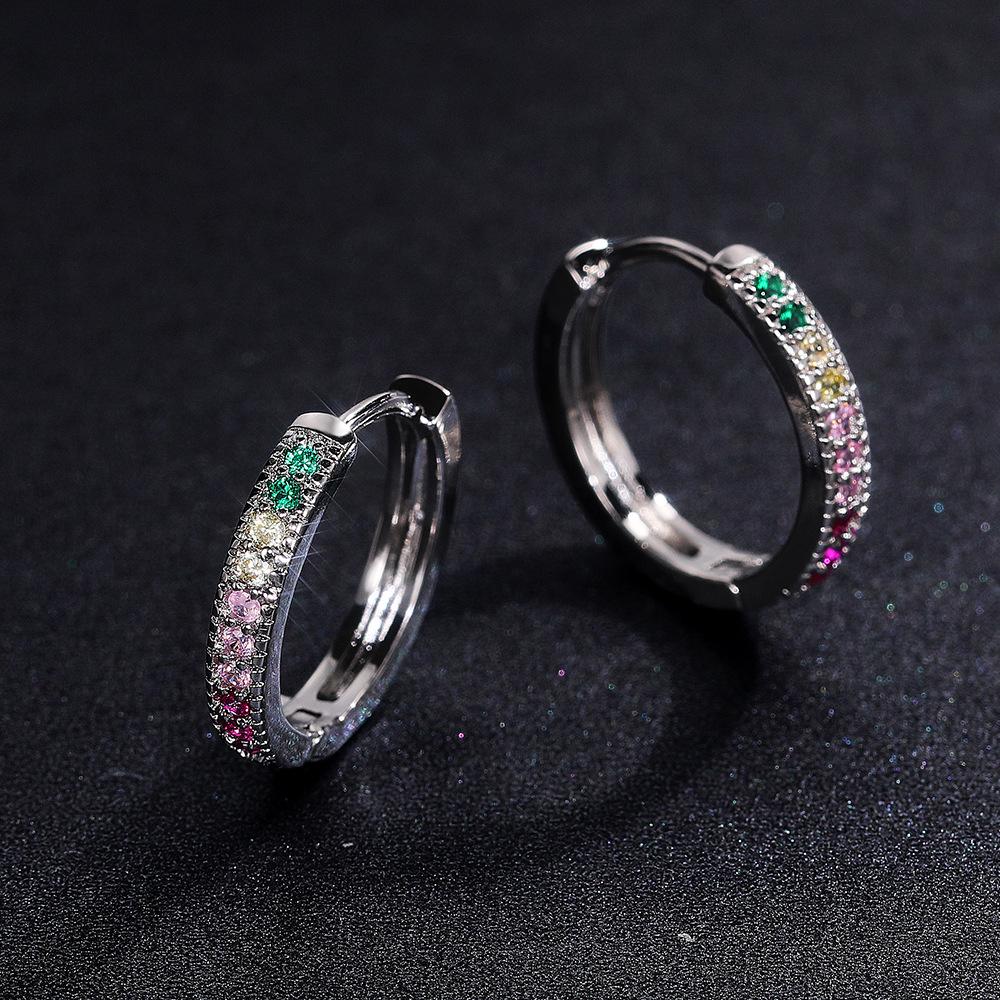 Les boucles d'oreilles tendance japonaises-coréennes de Cao Shi, au design simple et au zircon vibrant, sont un choix populaire pour les femmes élégantes.