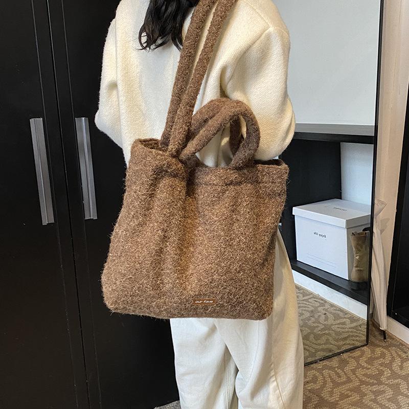 

2025 autumn and winter new Korean version plush soft waxy shoulder bag underarm bag large capacity dual-purpose commuter portable tote bag 45*10*35 коричневый