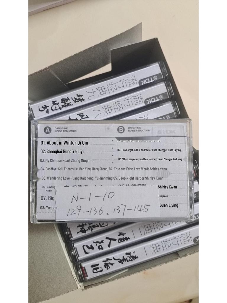 Casetofon Compact cu Roți Mari și Carcasă Transparentă