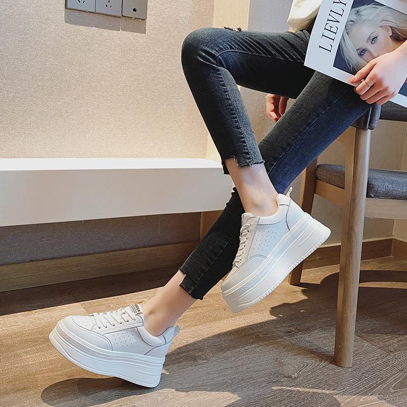 Scarpe sportive con plateau interno e suola spessa da donna primavera estate traforate traspiranti scarpe da donna di Wenzhou modelli rialzanti traspiranti rialzanti