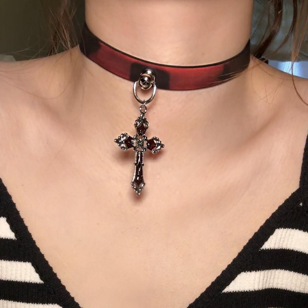 Chique Pittige Meisje Leren Bel Choker Ketting – Uniek Minderheidsontwerp