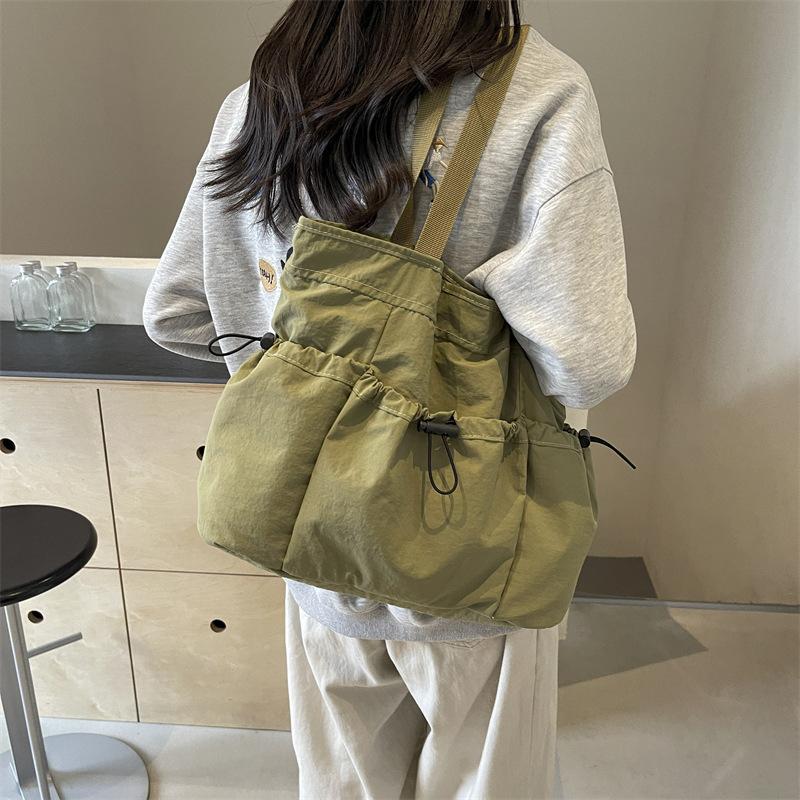 Lightweight large-capacity bag women's 2025 summer new casual shoulder bag versatile foreign-style texture commuter tote bag