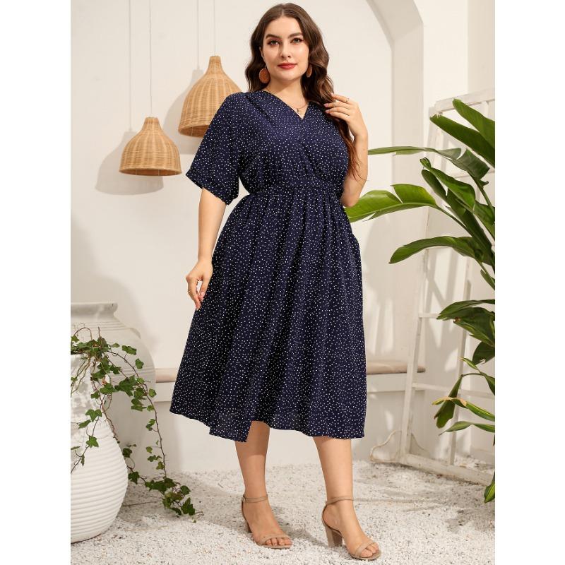 Летнее женское платье размера плюс с v-образным вырезом и коротким рукавом — фото 4