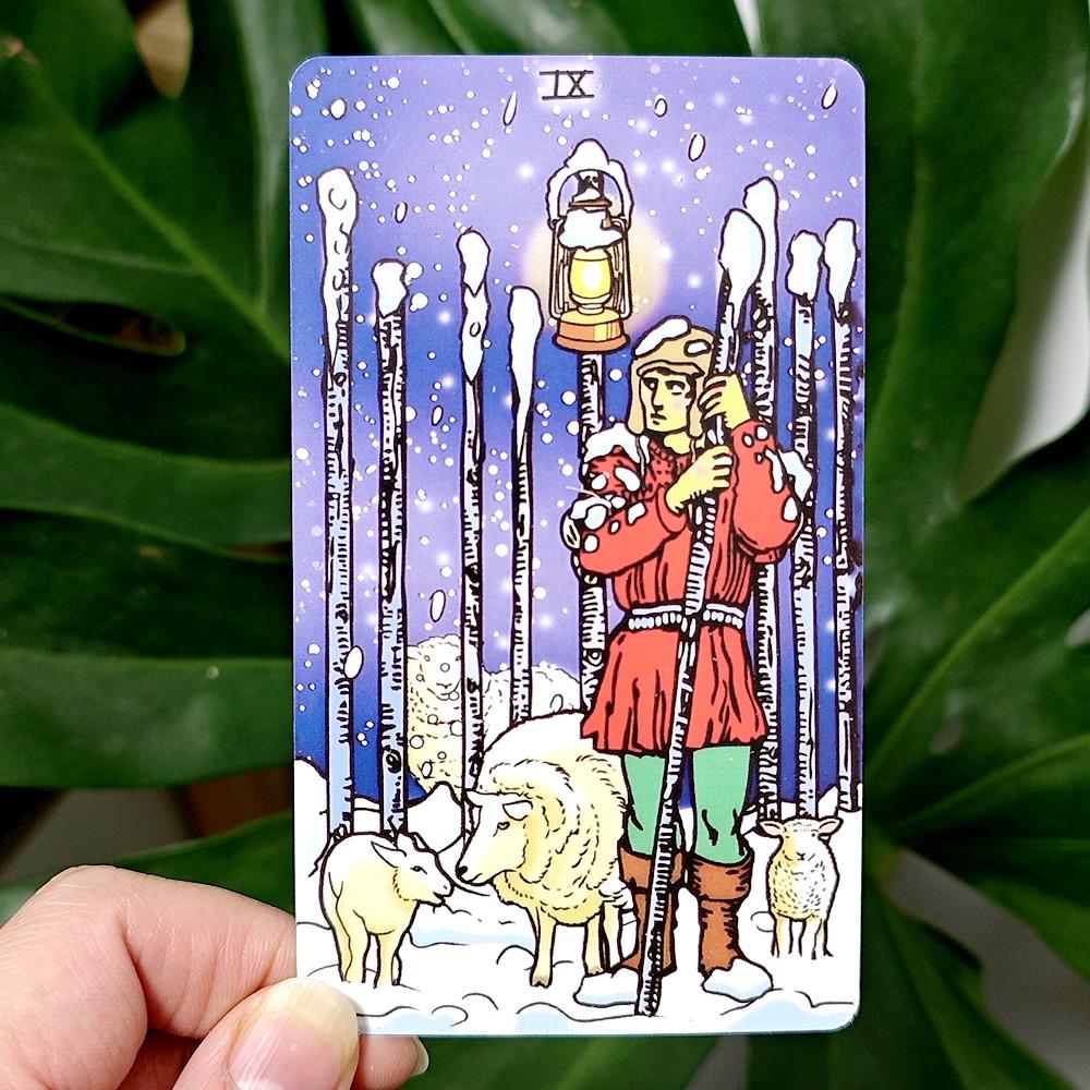 Winter Waite Tarot, 78-teiliges Tarot mit Bildern vor winterlichem Hintergrund, basierend auf dem Rider Tarot des RWS-Systems, 12 x 7 cm