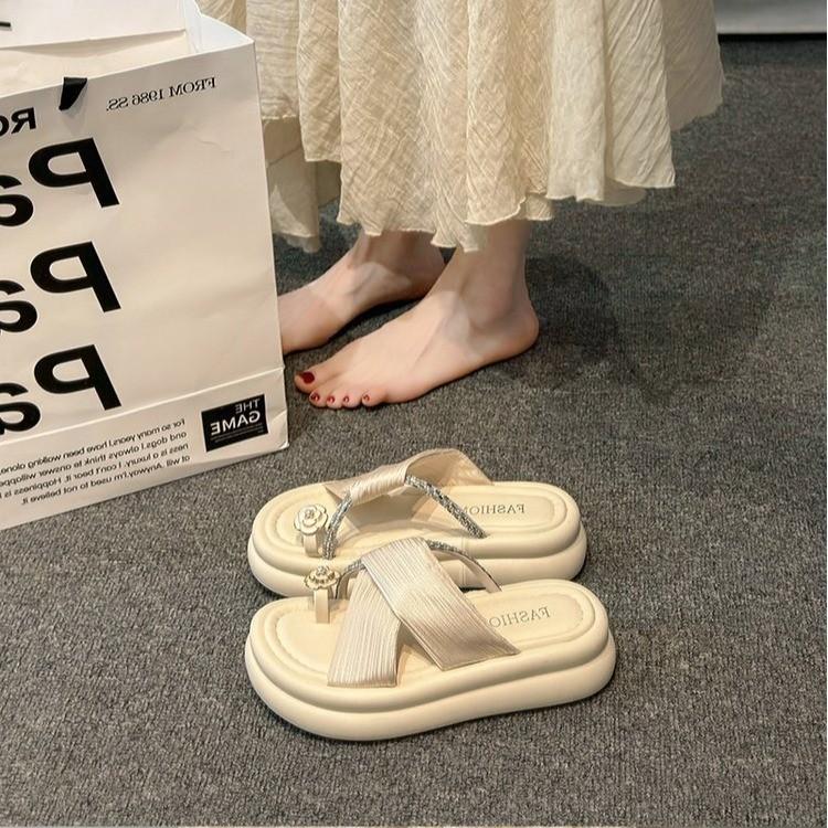 Beautiful slippers women's 2025 summer new French camellia outer wear thick-soled cover toe cool slippers soft-soled beach shoes