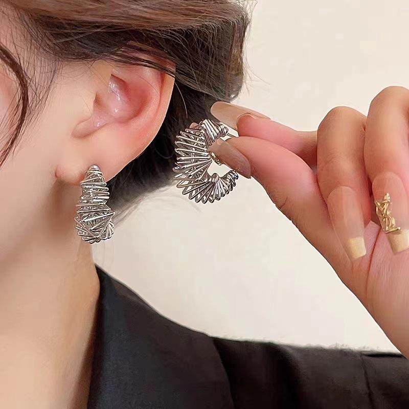 Trend Irregular C-Shaped Stud Earrings for Women Unique Metal Line Twisted Drop Earrings Simple Vintage Jewelry Accessories Gift
