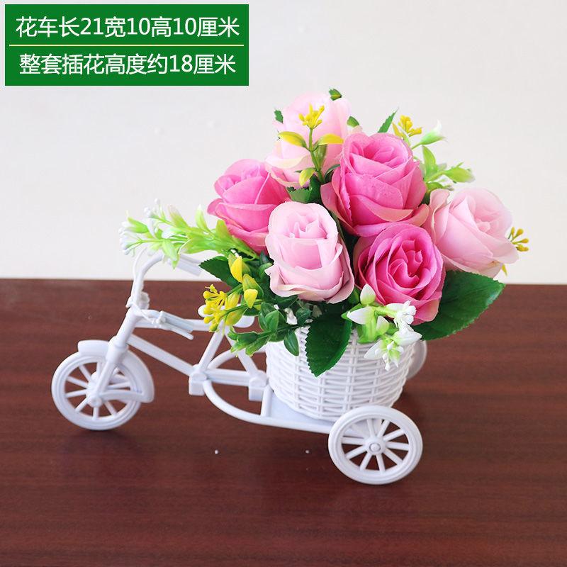

The Desktop Is Adorned With Simulated Floral Decorations, Complemented By Silk And Plastic Floral Ornaments One Size рожевий