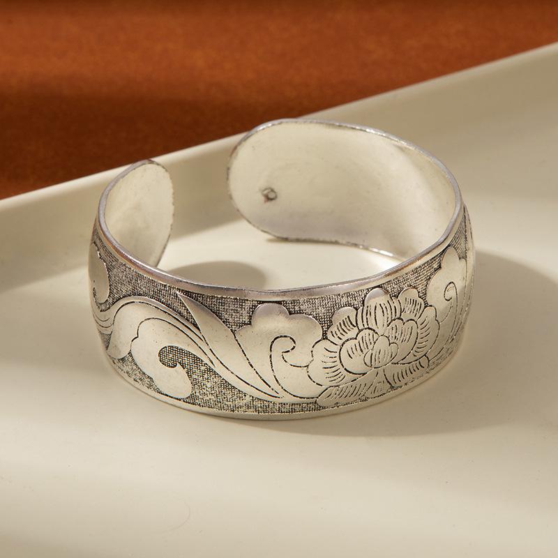 Retro Ethnisch Geschnitzt Breitband Imitation Miao Silber Armreif – Antikes Chinesisches Handgefertigtes Armband für Frauen