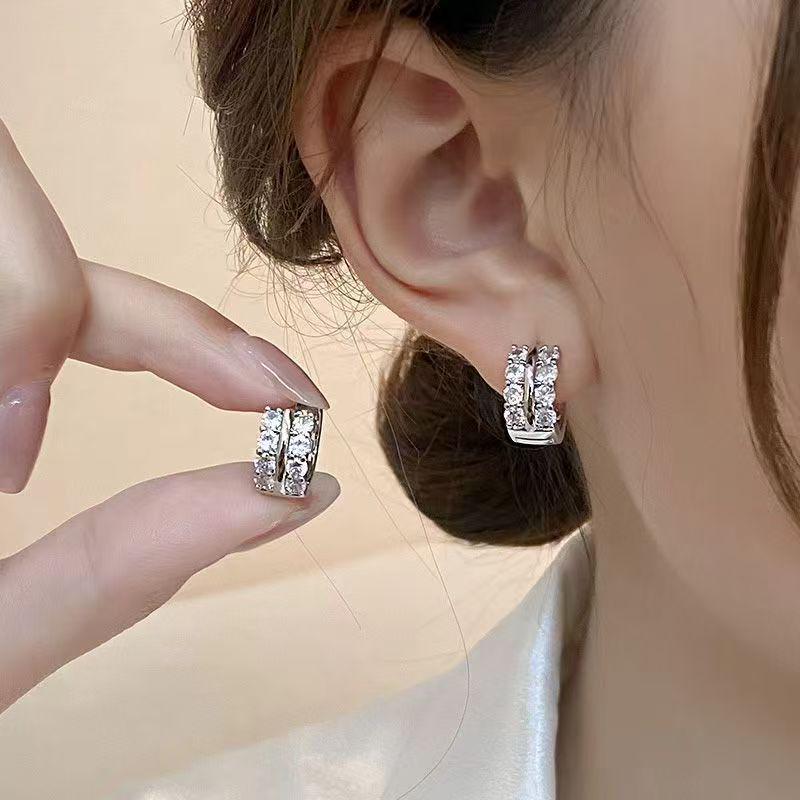 Elegant European & American Gold Zirconia Earrings: Niche, Versatile, Simple Luxury Design