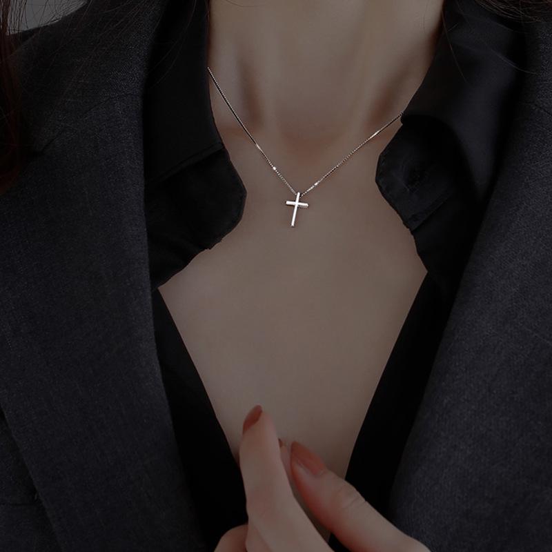 2025 Light Luxury Women's Cross Necklace: Clavicle Chain with High-End Commuting Style