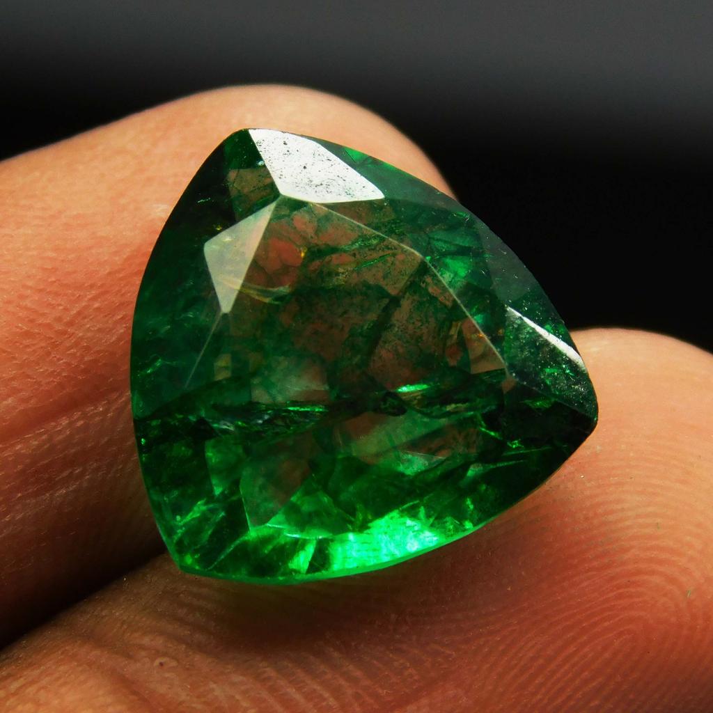 Natural Green Emerald Loose Gemstone 8 ct Certifeid Colombian Trillion Cut for Jewelry Designs