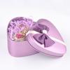 Modische Schmuck-Geschenkbox in Herzform mit Schleife und geschreddertem Papier