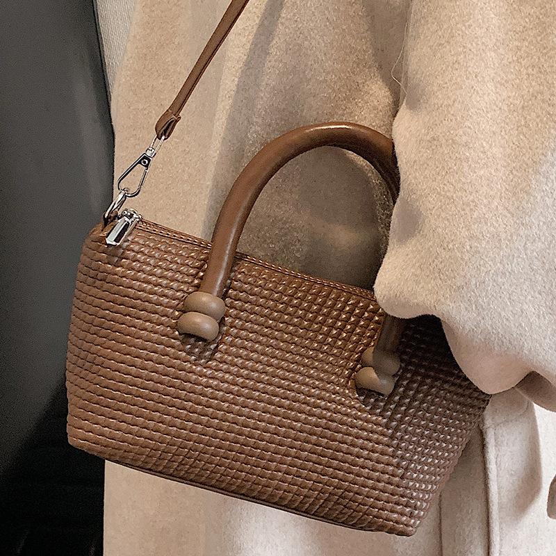 Hand carry fashion small square bag women 2025 summer new trendy simple shoulder bag niche trendy casual messenger bag