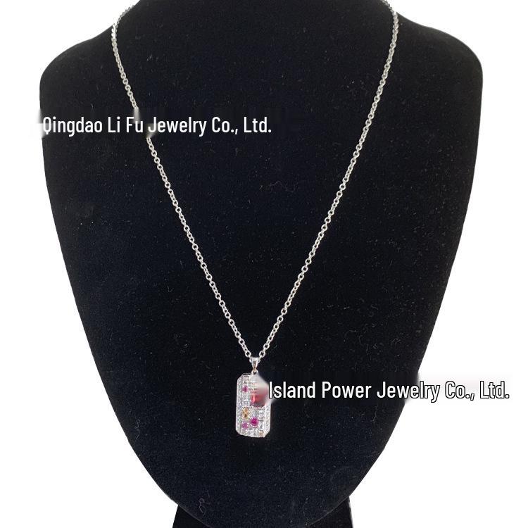 

Европейско-американское классическое прямоугольное ожерелье-жетон для собаки с микроинкрустированными цветными бриллиантами из циркона, покрытое настоящим золотом, стиль INS для женщин