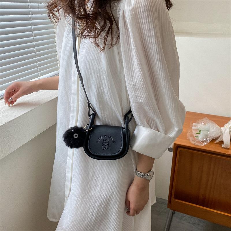 Personality temperament small bag women's summer new simple niche design messenger bag portable underarm saddle bag
