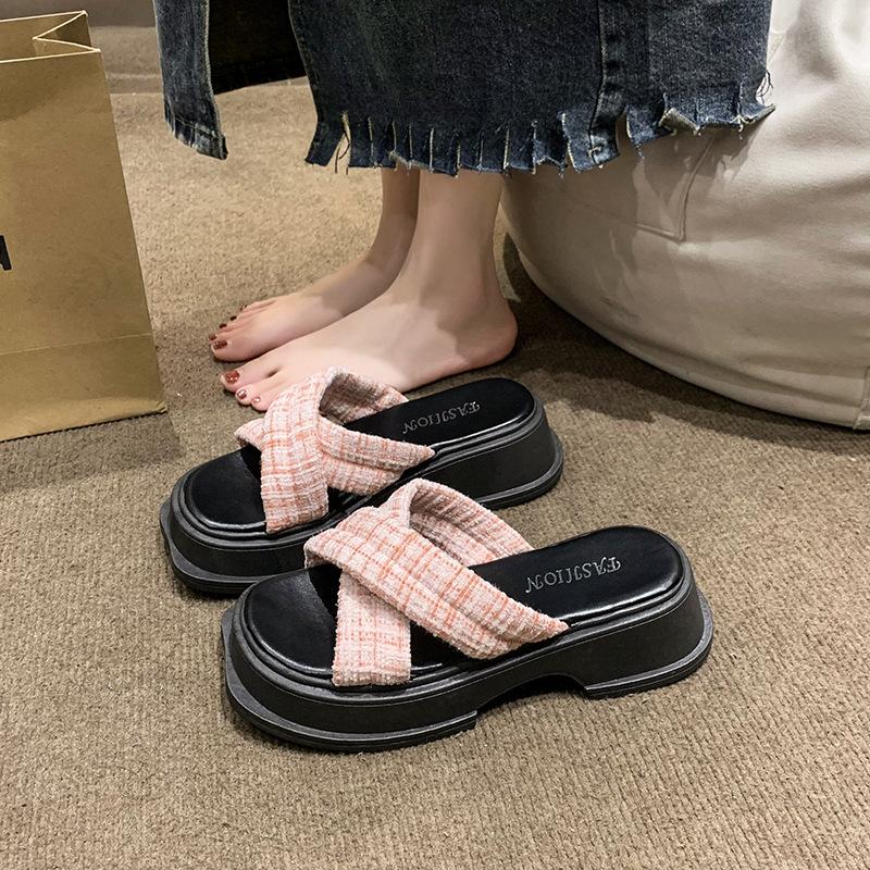 New Thick Soled Flip-flops for Women Retro Square Head Fashion Women Wearing Beach Shoes