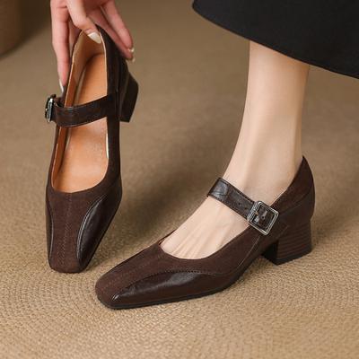 Neue Damenmode Einzelne Schuhe eckige Spitze Schnalle mittlerer Absatz Übergröße Schuhe Gummisohle Damenschuhe eckiger Absatz Vier-Jahreszeiten-Tragen kleines Leder