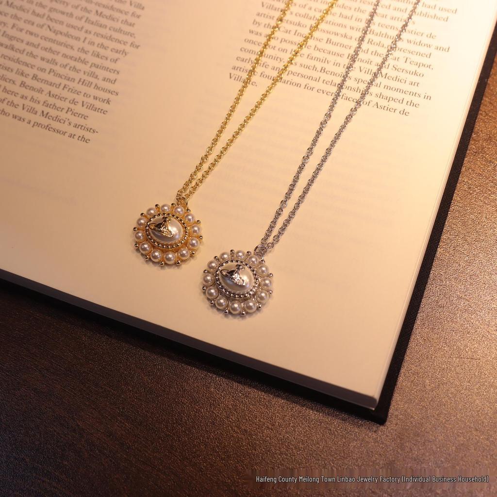 Vivienne Westwood Diamant Halskette & Ohrstecker Set – Modisches Pavé-Design