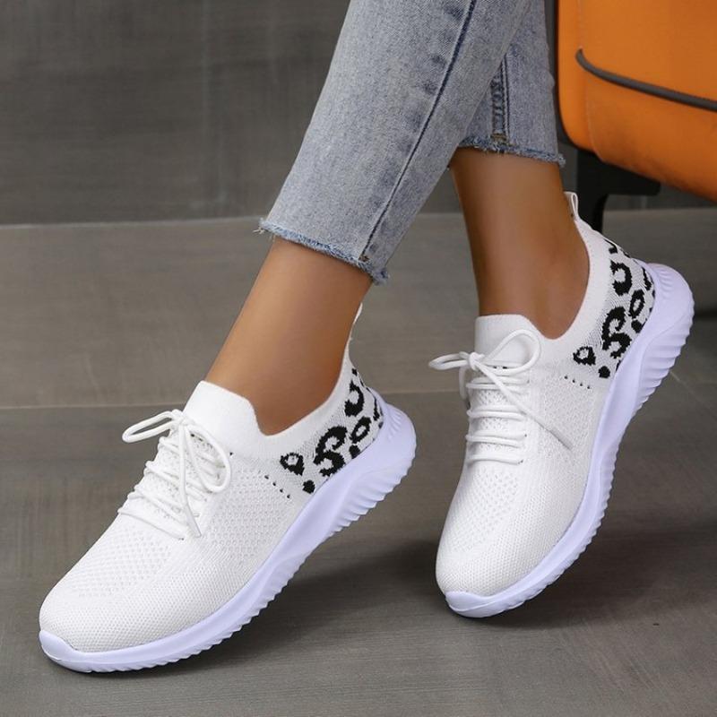 New women's flat-bottomed casual sports shoes New round head large size lace-up fashion mesh shoes