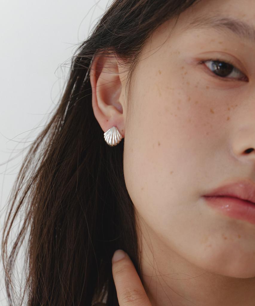Byweekend Mini Clam Earring