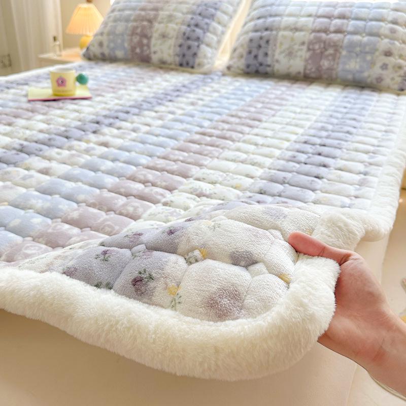 

Стеганый велюровый наматрасник - Мягкая коралловая флисовая зимняя накладка, Утолщенный и теплый татами-мат. Pair of Pillowcases