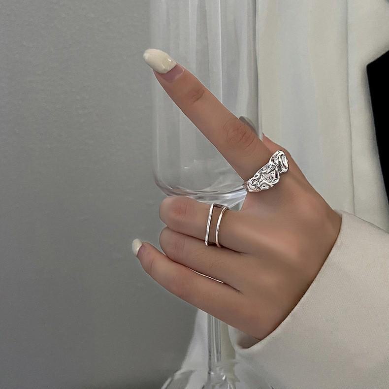 Personalisierter Damenring aus rosafarbener Metalllegierung – High-End, leichter Luxus, strukturiert, unregelmäßige Öffnung, trendiger Schmuck.