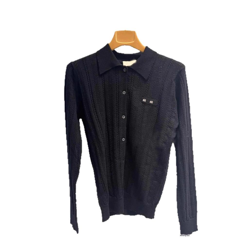 Nanyou Miu Serie: High-End Strick-Damen-T-Shirt mit hohlem Revers und langen Ärmeln, schlankmachender Frühherbst-Oberbekleidungstrend.