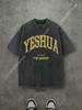 Maglietta Cristiana Vintage Yeshua "Lui Salva", Lettere Varsity Dorate Cotone Nero Lavato Manica Corta Oversize, Retro Fede-Bas