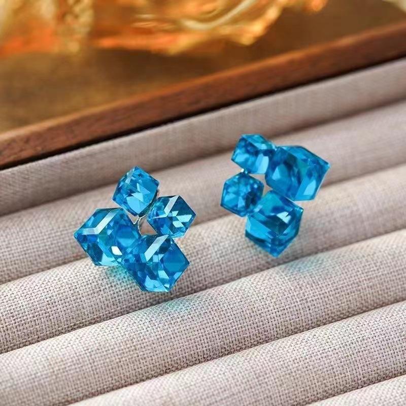 

Geometric Cube Square 3D Fantasy Gradient Crystal Candy Color Stud Earring for Women Simple Personality Zircon Girl Gift