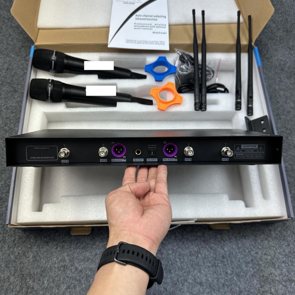 SKM900 True Diversity Dual U-Band Wireless Microphone for Professional Stage and Wedding Performance