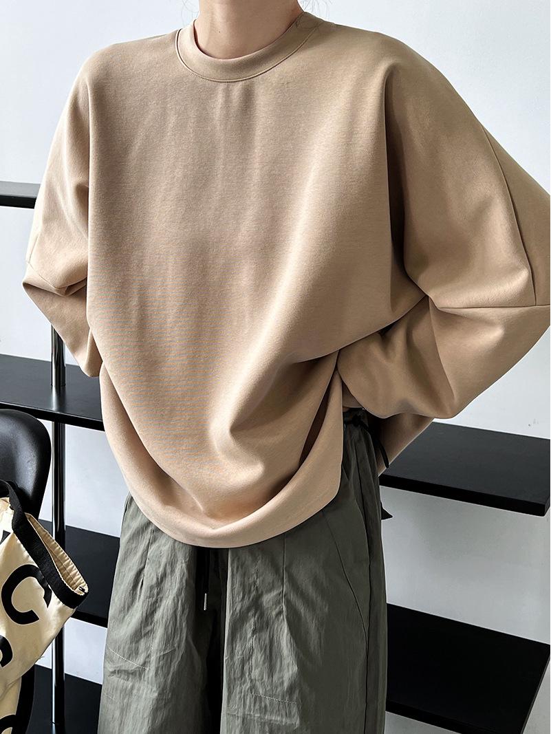 

Женский минималистичный повседневный свитер Luxi High-End - свободный крой, круглый вырез Medium (Model)