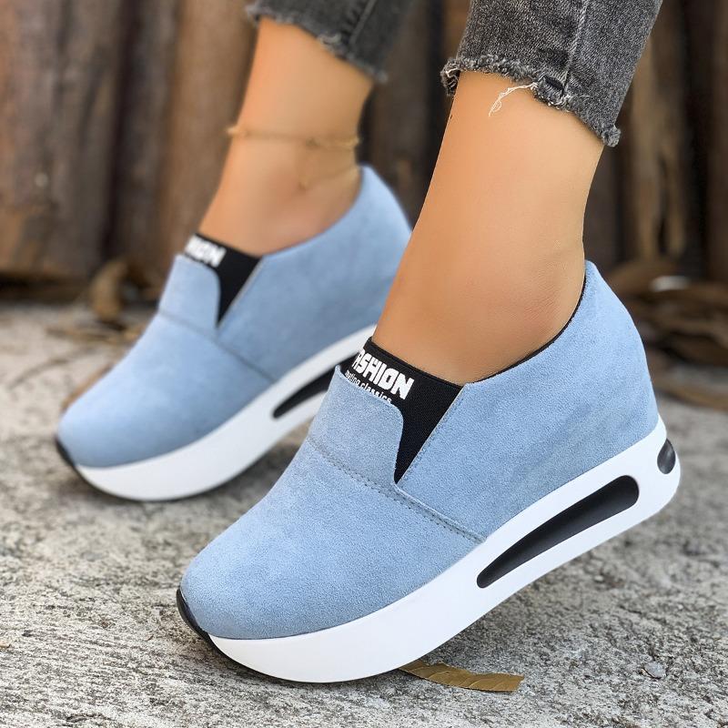 New Large-sized Thick-soled Casual Sports Shoes for Women with An Insole That Increases Height and Has A Sponge Sole