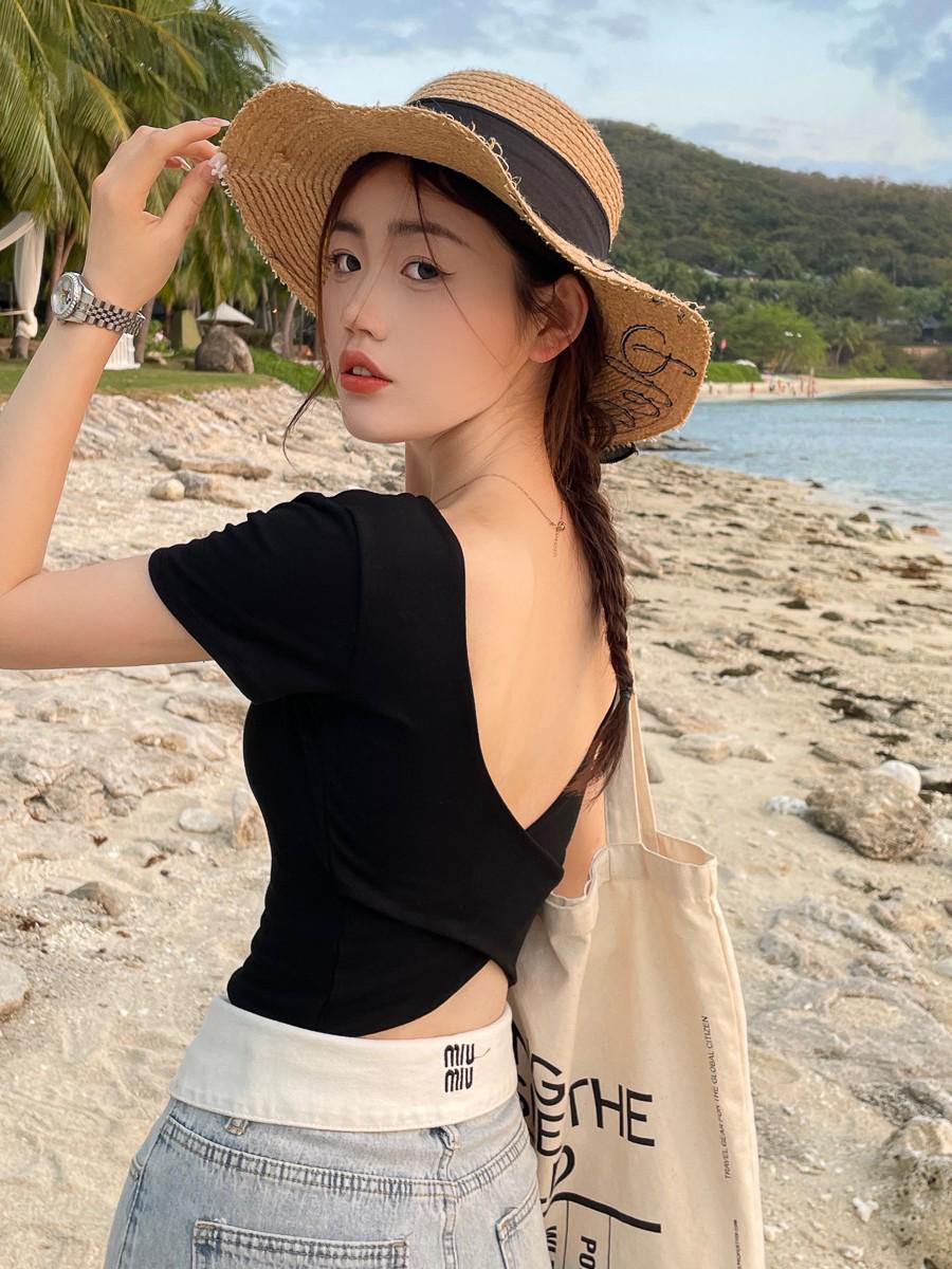 

Женская черная футболка с квадратным вырезом и открытой спиной - Сексуальный летний стиль с бретелями и нагрудными подушечками Medium чёрный