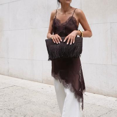 Combhasaki Femme Bordure en Dentelle Florale Satiné Haut Bas Gilet Bretelles Fines en Soie Fente Latérale Asymétrique Camisole Top Fluide Soie pour Superposition