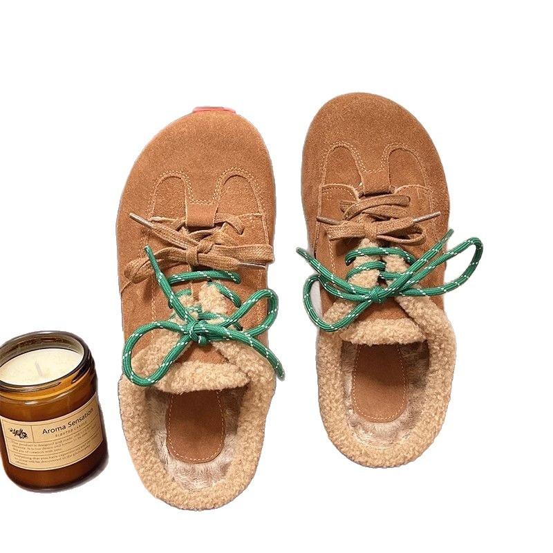 Der neue Schuhstil zeichnet sich durch ein Fleece, einbeinige, pelzige Halbschuhe und eine Nischen-Burken-Plateausandale aus.