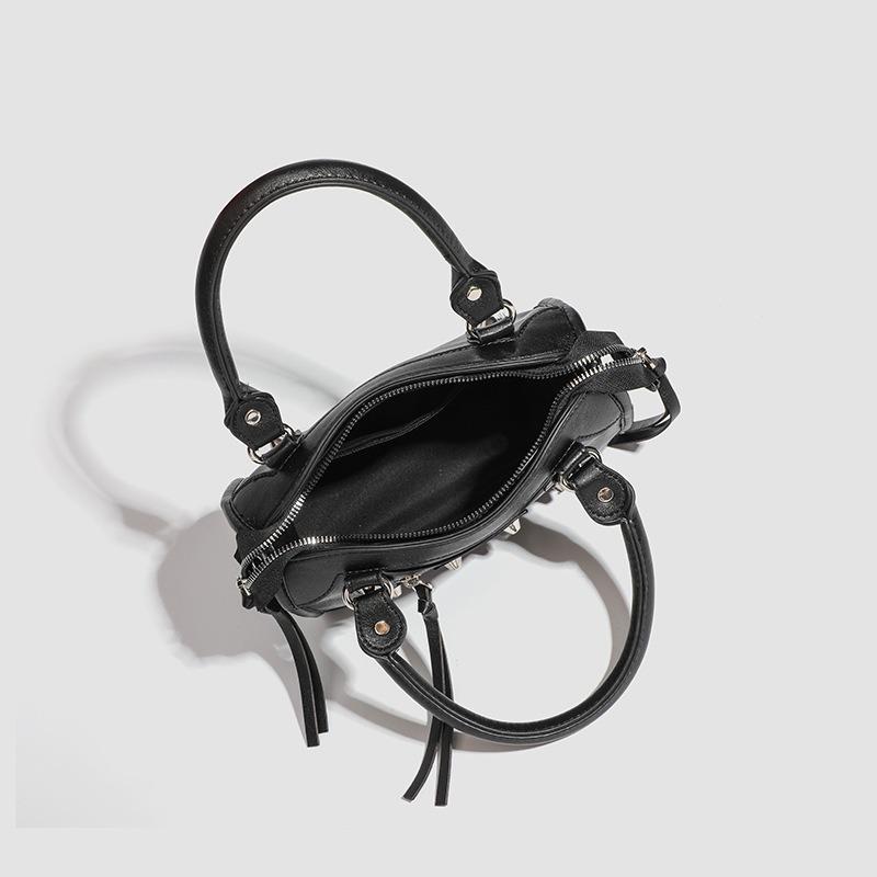 Niche Design Retro Rivet Motorcycle Bag for Women 2025 New Fashion Versatile Hot Girl Shoulder Bag Crossbody Bag Trendy