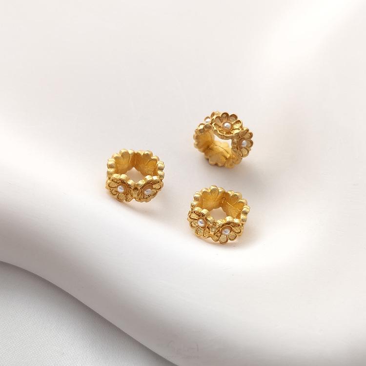 Color-preserving copper-plated matte gold flower-shaped spacer beads with imitation pearl inlay for DIY jewelry.