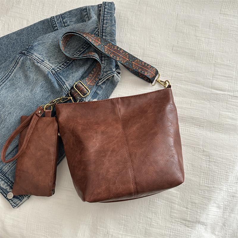 2024 New Simple Casual Bucket Bag Unique Aesthetic Fashion Shoulder Bag Retro Commuter Large Capacity Bag Women Black