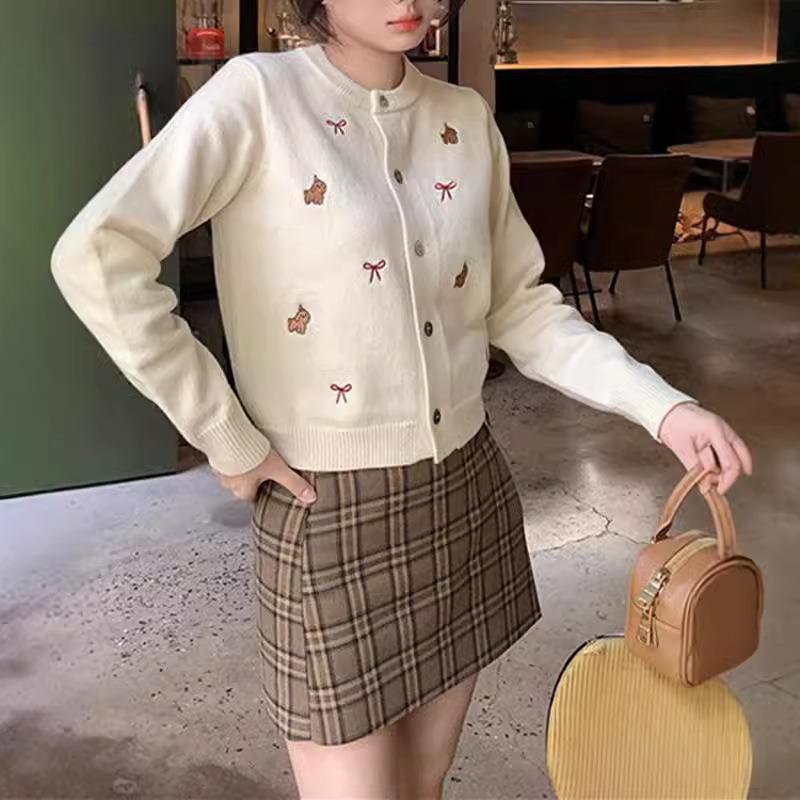 Sweet and gentle wind cartoon embroidered sweater women's autumn and winter design sense versatile short fashion knitted cardigan women