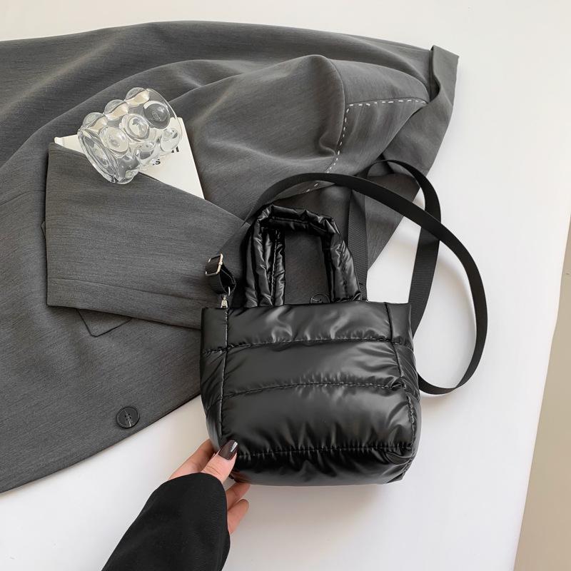 

2024 Женская повседневная модная сумка-ведро: Легкая куртка из пухового хлопка в стиле для осени/зимы, универсальная сумка-тоут и кроссбоди чёрный