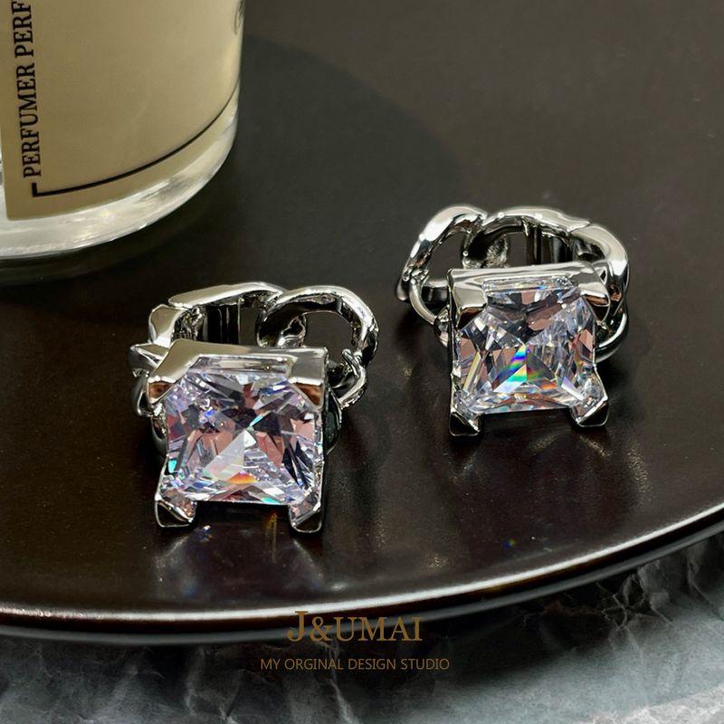 

European and American High-End Style Earrings with Diamonds, Niche Design, Minimalist Style, Metallic Silver Zircon Ear Clips, 2026 New Model Earrings Silver A-Grade Cubic Zirconia