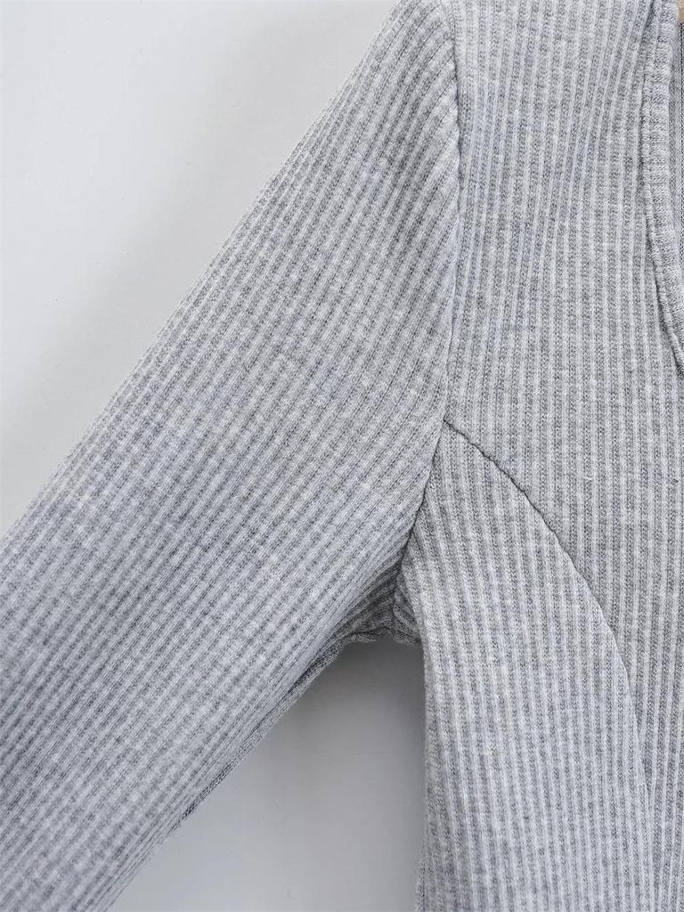 YPFF Trendiges Damen Cropped Slim Fit V-Ausschnitt Langarm Rippstrick Oberteil mit Logo-Applikation.