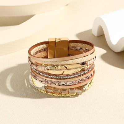 Boho-Stil Mehrlagiges Lederarmband mit Kristall-Feder-Anhängern Breites Armband Modeschmuck für Damen
